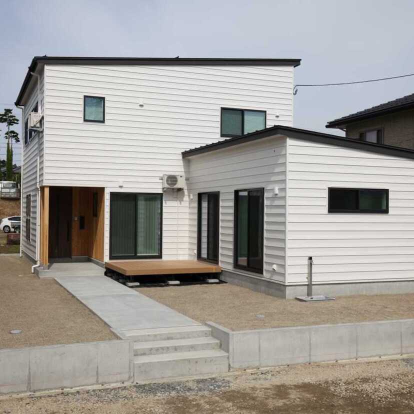 白を基調とした外観が印象的な、シンプルで洗練された住まい【総合建築行栄】