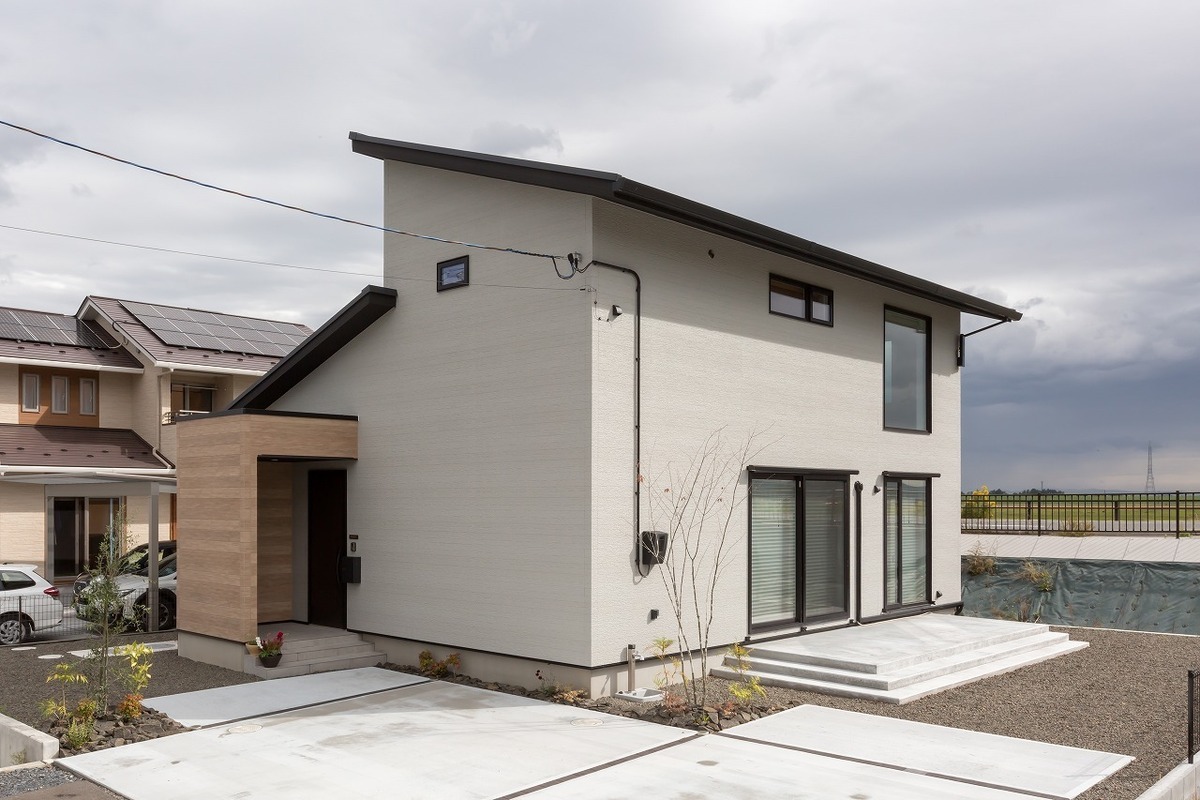 南の吹き抜け窓から入る穏やかな光が気持ちの良い家【（有）鎌田工務店】