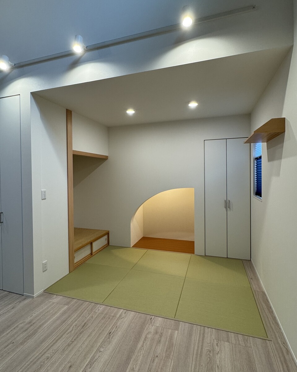 勾配天井で高さが魅力の開放感のあるLDK【株式会社ハンズワタベ】